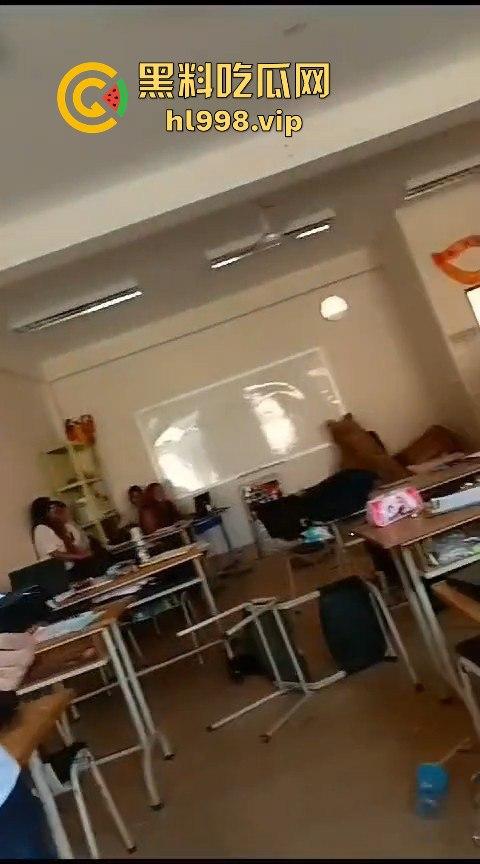 广西百色中学男生玩笑开翻,掏刀狂捅女生!现场尖叫不断,场面混乱不堪! 第12张 广西百色中学男生玩笑开翻,掏刀狂捅女生!现场尖叫不断,场面混乱不堪! 第12张