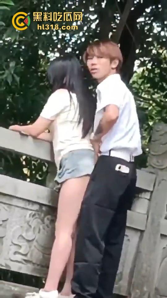 这世道还是黄毛牛逼！精神小伙桥上无套后入学生妹，清纯嫩妹翘起肥臀配合，羡慕黄毛！  第5张