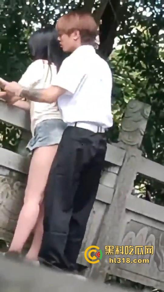 这世道还是黄毛牛逼！精神小伙桥上无套后入学生妹，清纯嫩妹翘起肥臀配合，羡慕黄毛！  第6张