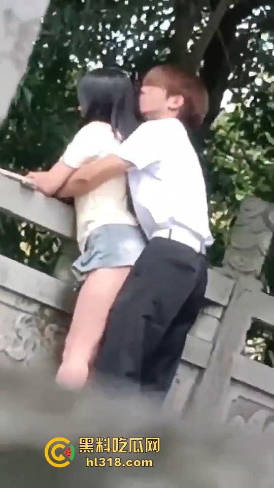 这世道还是黄毛牛逼！精神小伙桥上无套后入学生妹，清纯嫩妹翘起肥臀配合，羡慕黄毛！  第7张