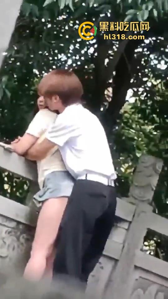 这世道还是黄毛牛逼！精神小伙桥上无套后入学生妹，清纯嫩妹翘起肥臀配合，羡慕黄毛！  第8张