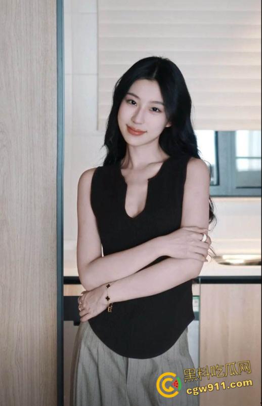 完美腰臀高颜值网红【木子李】被金主包养视频曝光，口交深喉骑乘榨精，无套内射让人血脉喷张！  第4张