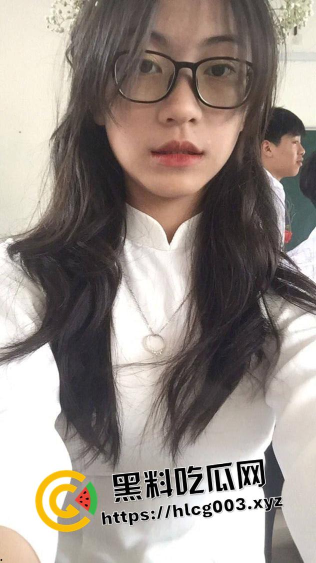 反差越南高中妹 胡志明中学学霸妹子和男友视频自慰被曝光 脱了校服竟然这么骚  第1张