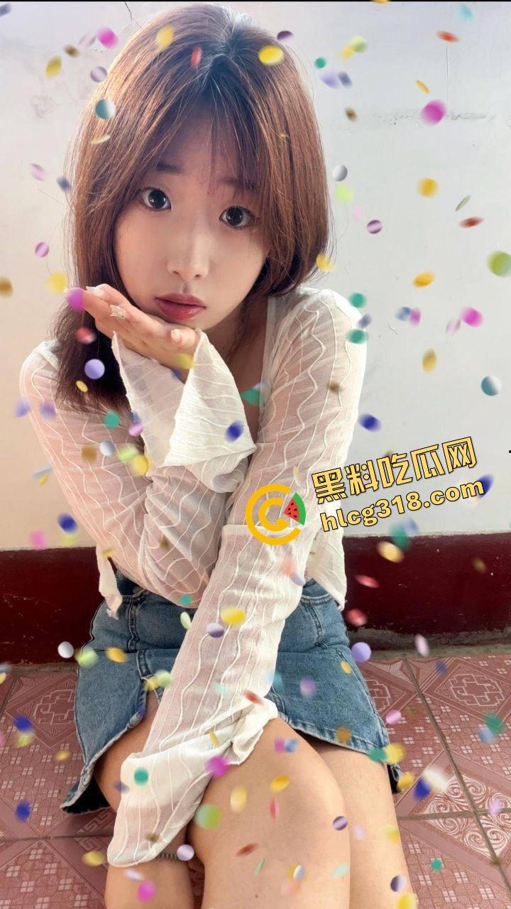 学生妹被金主包养玩成群交机器，3P起步5P封顶，钱到位随便上，有钱就能多人乱斗男友顶着绿帽加入！  第1张