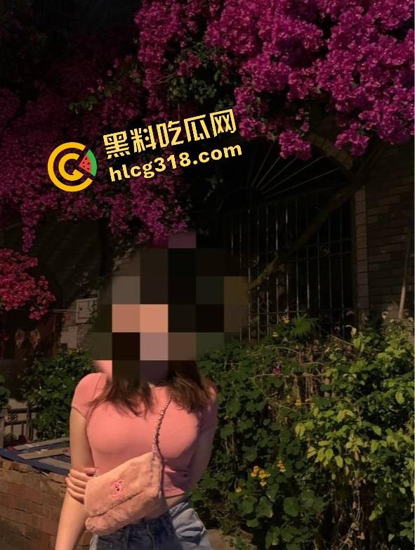 学生妹被金主包养玩成群交机器，3P起步5P封顶，钱到位随便上，有钱就能多人乱斗男友顶着绿帽加入！  第9张