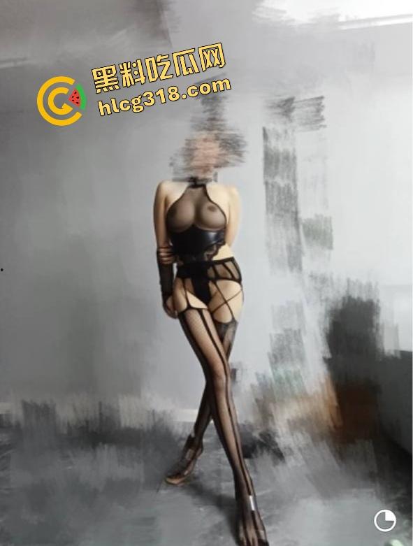 学生妹被金主包养玩成群交机器，3P起步5P封顶，钱到位随便上，有钱就能多人乱斗男友顶着绿帽加入！  第11张