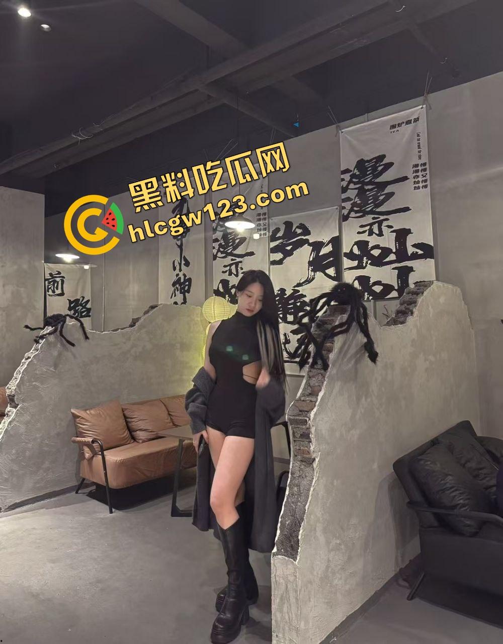 KTV开个包厢就送骚逼气氛组，七八个骚妹不穿内裤露着逼给你伴舞，你唱歌她们跳艳舞！  第1张