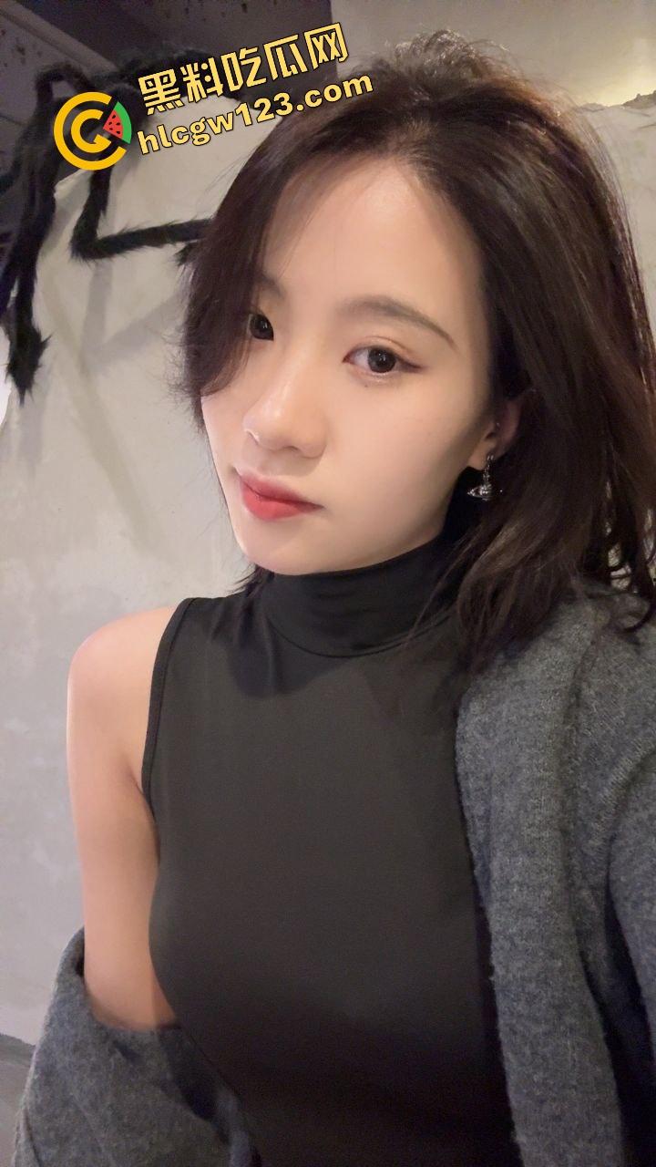 KTV开个包厢就送骚逼气氛组，七八个骚妹不穿内裤露着逼给你伴舞，你唱歌她们跳艳舞！  第2张