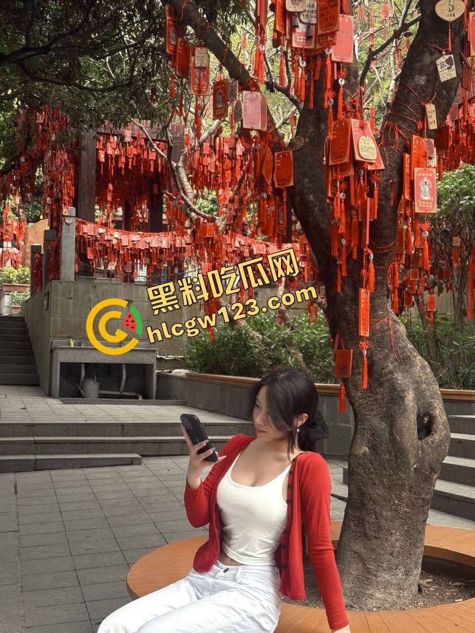 KTV开个包厢就送骚逼气氛组，七八个骚妹不穿内裤露着逼给你伴舞，你唱歌她们跳艳舞！  第3张