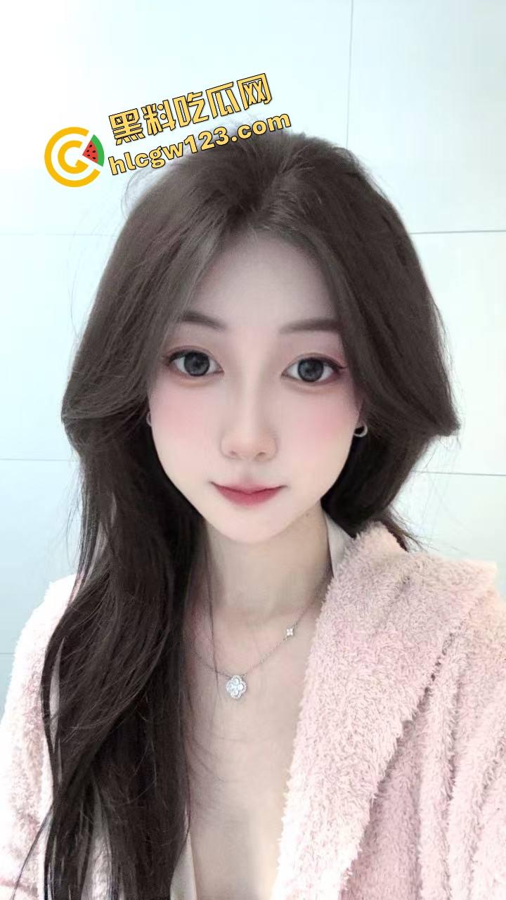 KTV开个包厢就送骚逼气氛组，七八个骚妹不穿内裤露着逼给你伴舞，你唱歌她们跳艳舞！  第4张