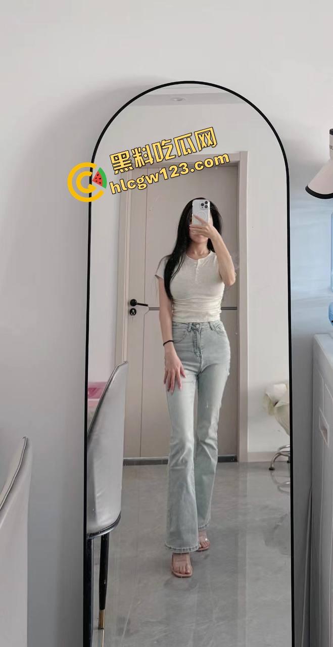 KTV开个包厢就送骚逼气氛组，七八个骚妹不穿内裤露着逼给你伴舞，你唱歌她们跳艳舞！  第6张