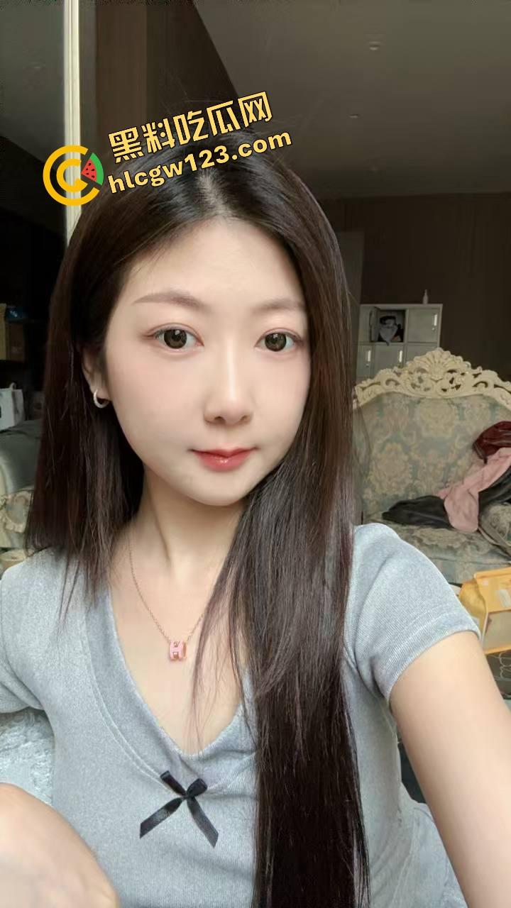 KTV开个包厢就送骚逼气氛组，七八个骚妹不穿内裤露着逼给你伴舞，你唱歌她们跳艳舞！  第7张