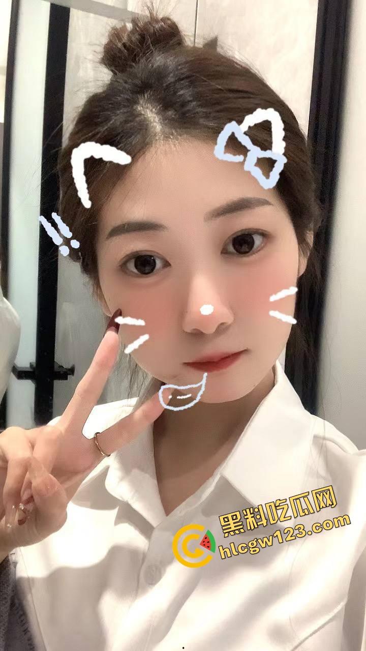 KTV开个包厢就送骚逼气氛组，七八个骚妹不穿内裤露着逼给你伴舞，你唱歌她们跳艳舞！  第9张