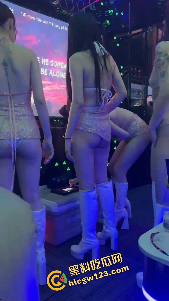 KTV开个包厢就送骚逼气氛组，七八个骚妹不穿内裤露着逼给你伴舞，你唱歌她们跳艳舞！  第13张