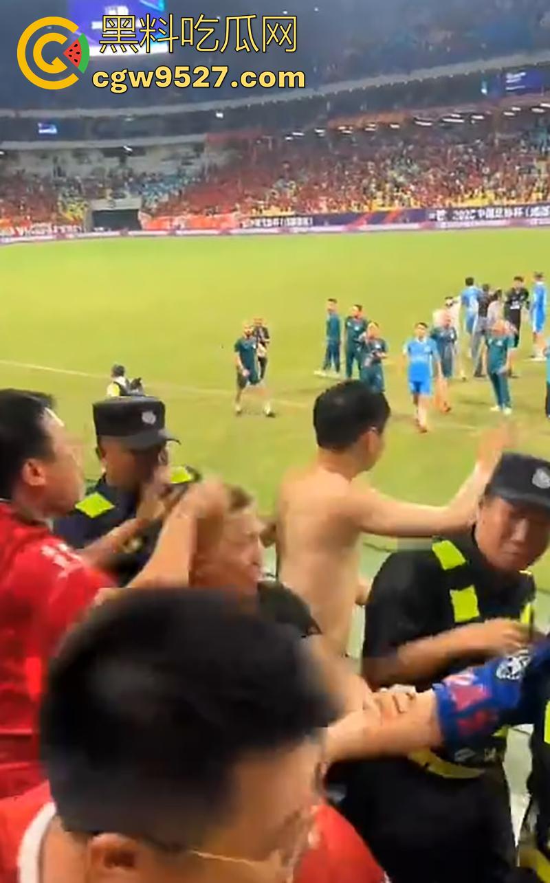 四川成都足协杯半决赛，蓉城vs河南，看台球迷发生大规模冲突，多人互殴有球迷跳入场内被带走！  第2张
