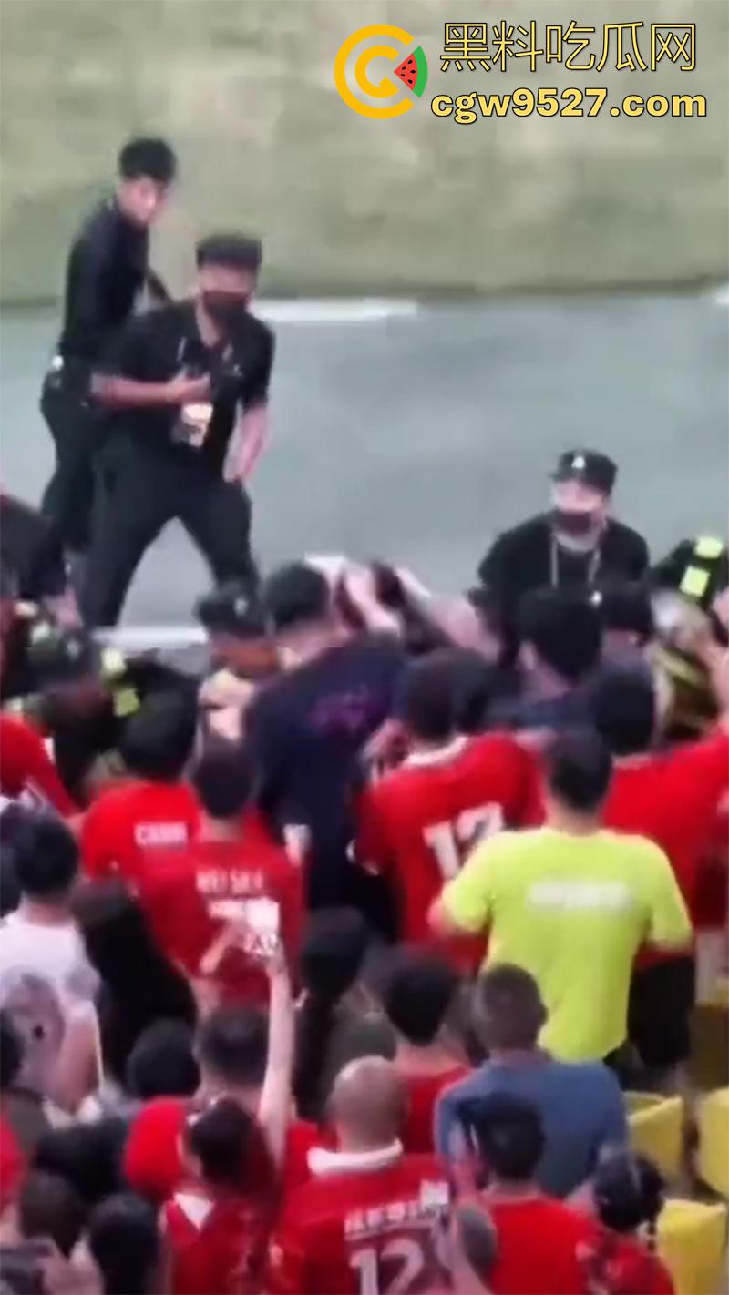 四川成都足协杯半决赛，蓉城vs河南，看台球迷发生大规模冲突，多人互殴有球迷跳入场内被带走！  第3张