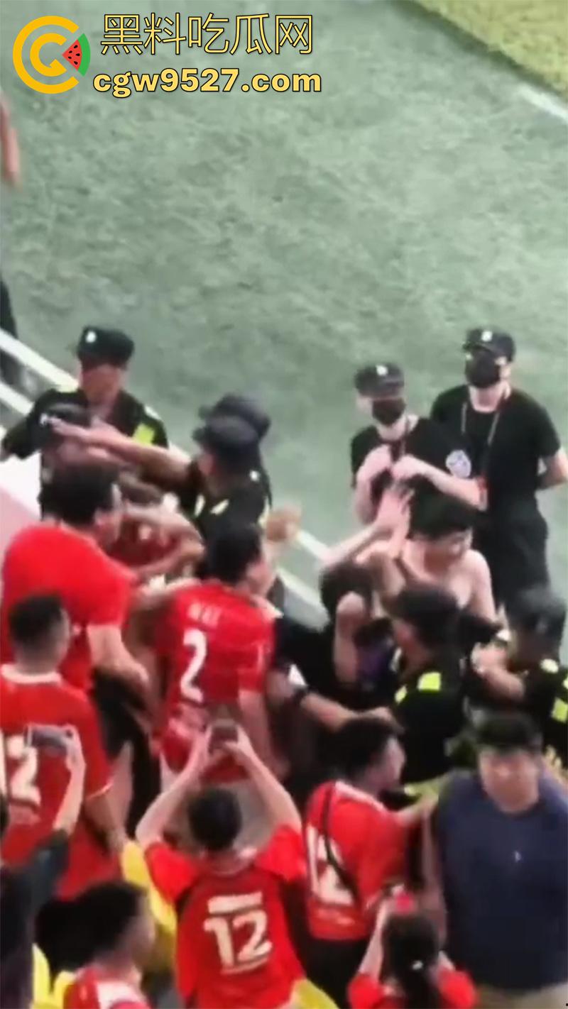 四川成都足协杯半决赛，蓉城vs河南，看台球迷发生大规模冲突，多人互殴有球迷跳入场内被带走！  第4张