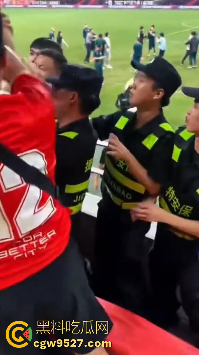 四川成都足协杯半决赛，蓉城vs河南，看台球迷发生大规模冲突，多人互殴有球迷跳入场内被带走！  第5张