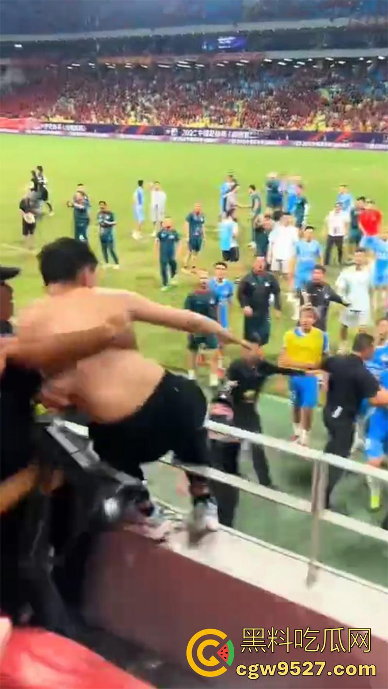四川成都足协杯半决赛，蓉城vs河南，看台球迷发生大规模冲突，多人互殴有球迷跳入场内被带走！  第6张