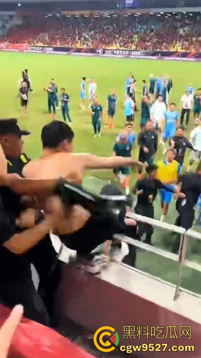 四川成都足协杯半决赛，蓉城vs河南，看台球迷发生大规模冲突，多人互殴有球迷跳入场内被带走！  第7张