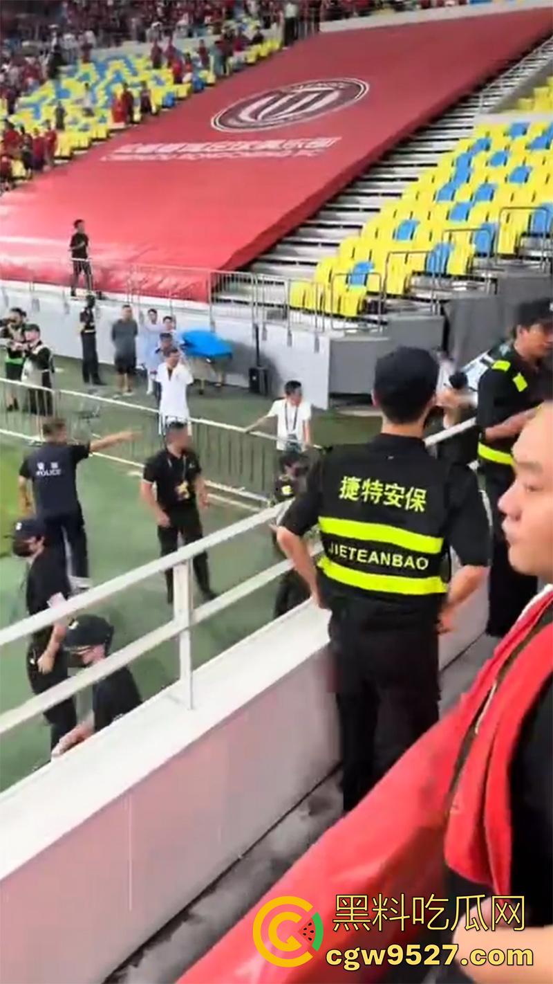 四川成都足协杯半决赛，蓉城vs河南，看台球迷发生大规模冲突，多人互殴有球迷跳入场内被带走！  第8张