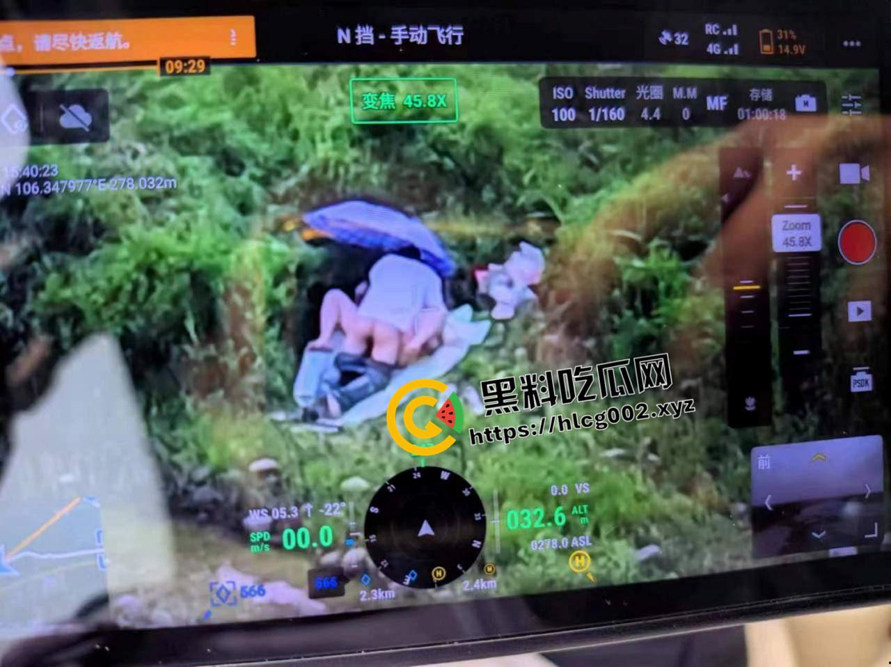 重庆洪崖洞野战！无人机最佳视角偷拍打野战 还打伞挡住脸不挡b 是个讲究人  第1张