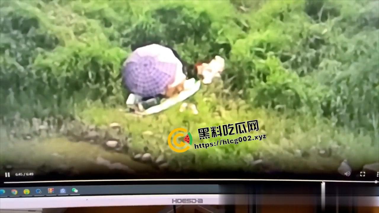 重庆洪崖洞野战！无人机最佳视角偷拍打野战 还打伞挡住脸不挡b 是个讲究人  第2张