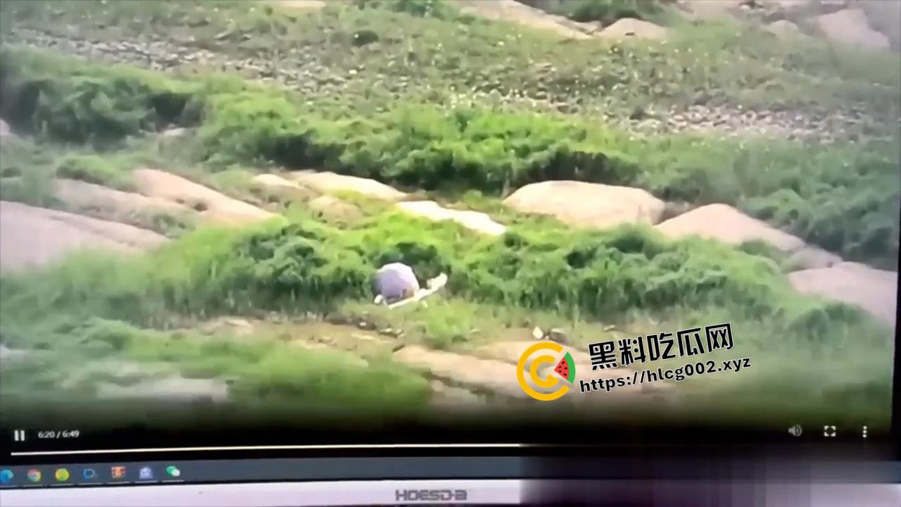 重庆洪崖洞野战！无人机最佳视角偷拍打野战 还打伞挡住脸不挡b 是个讲究人  第3张