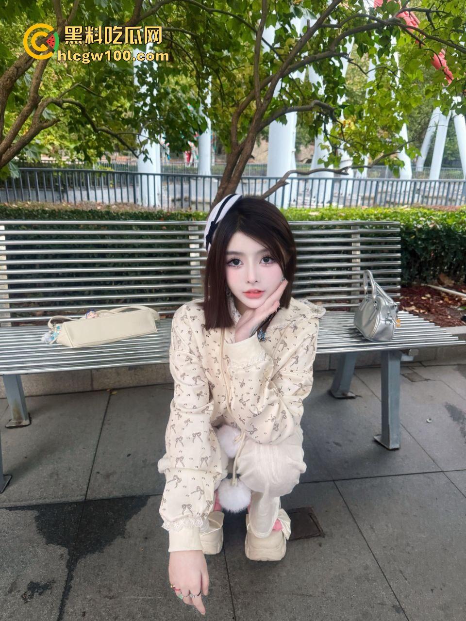 黑丝学生妹深夜KTV包厢学社会大保健，社会混混直接开干，撕黑丝扒短裙爆操，呻吟浪叫堪比午夜DJ！  第4张