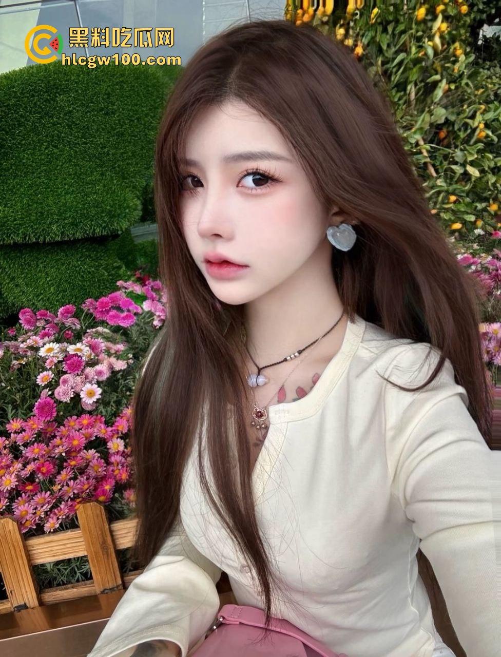 黑丝学生妹深夜KTV包厢学社会大保健，社会混混直接开干，撕黑丝扒短裙爆操，呻吟浪叫堪比午夜DJ！  第5张