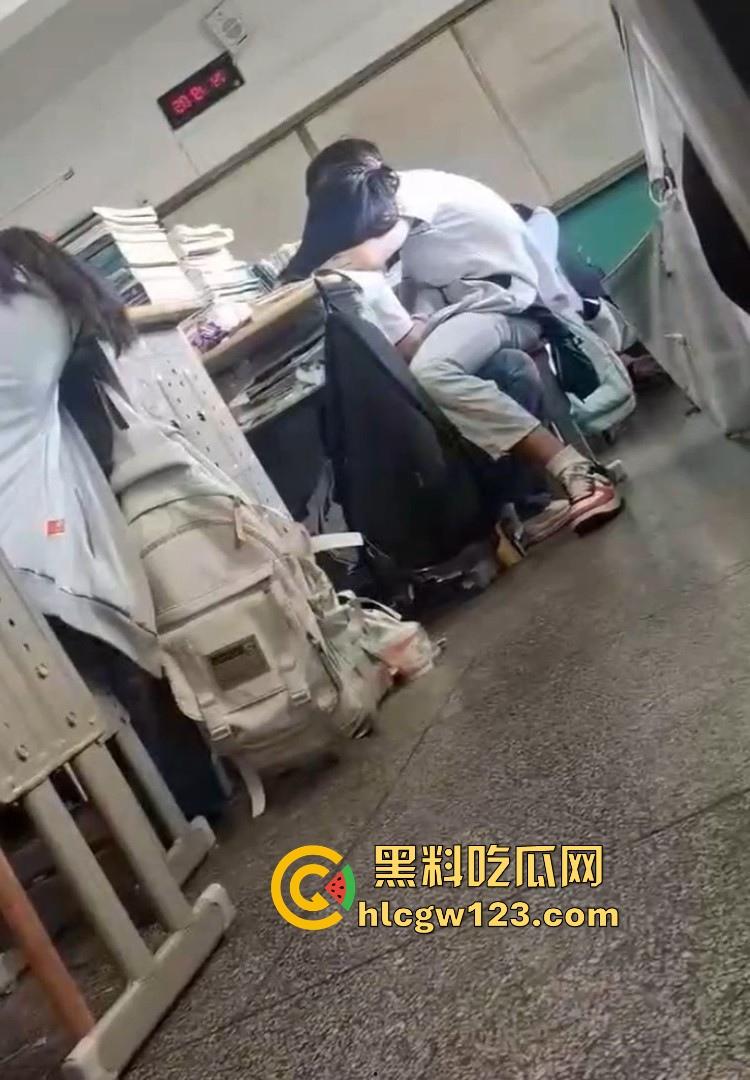 高考前一天教室激情！ 高三情侣午休时间教室激情亲密互动 旁若无人的帮男友打着飞机 被偷拍仍继续！  第1张