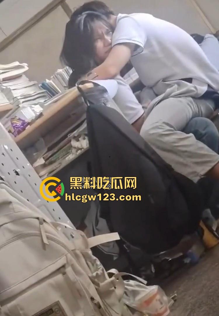 高考前一天教室激情！ 高三情侣午休时间教室激情亲密互动 旁若无人的帮男友打着飞机 被偷拍仍继续！  第5张