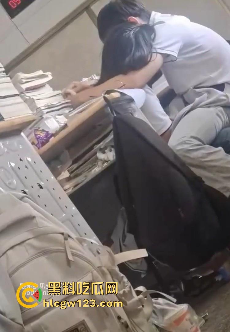高考前一天教室激情！ 高三情侣午休时间教室激情亲密互动 旁若无人的帮男友打着飞机 被偷拍仍继续！  第7张