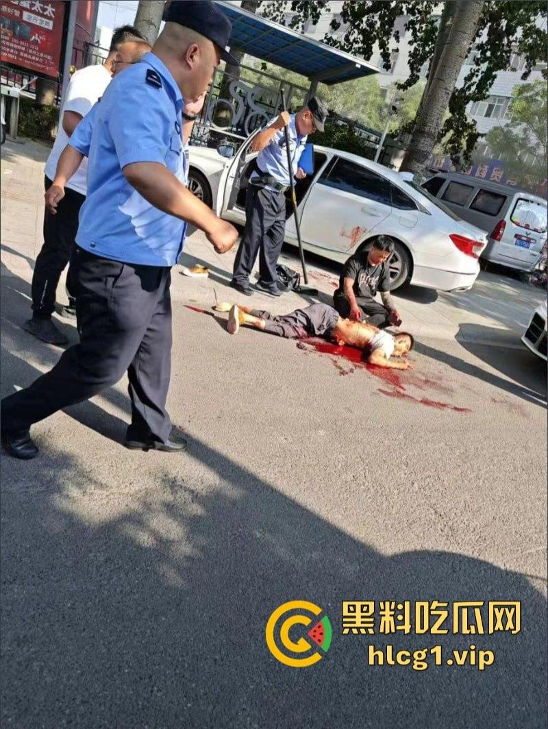 山西长治 第七中学学校门口  一男子被砍身亡！ 第1张