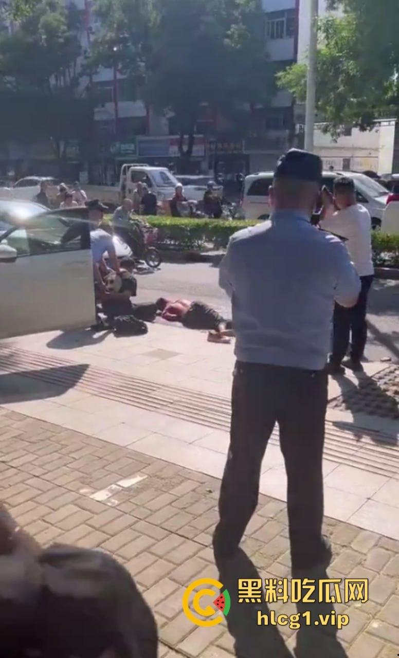 山西长治 第七中学学校门口  一男子被砍身亡！ 第2张