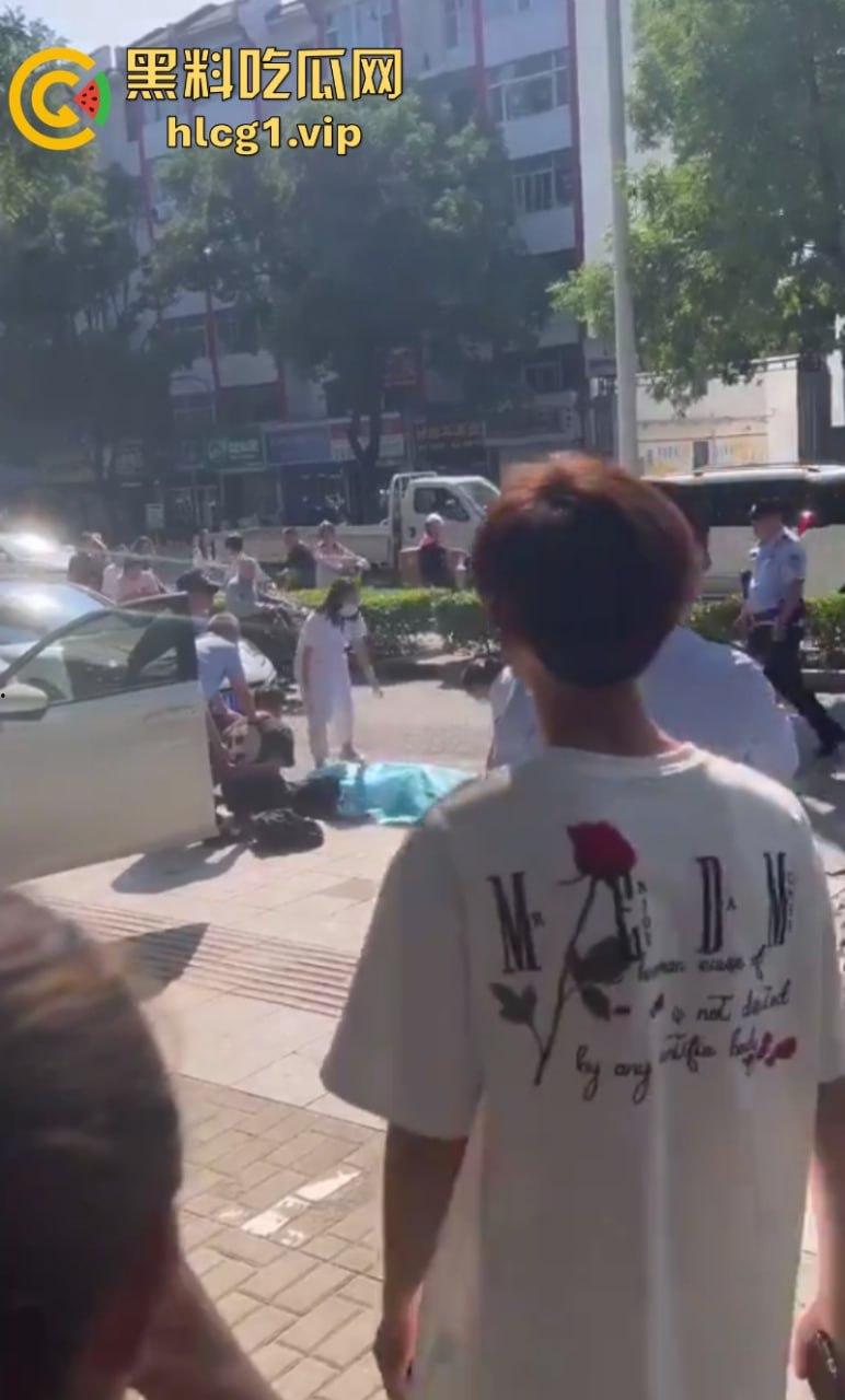 山西长治 第七中学学校门口  一男子被砍身亡！ 第4张