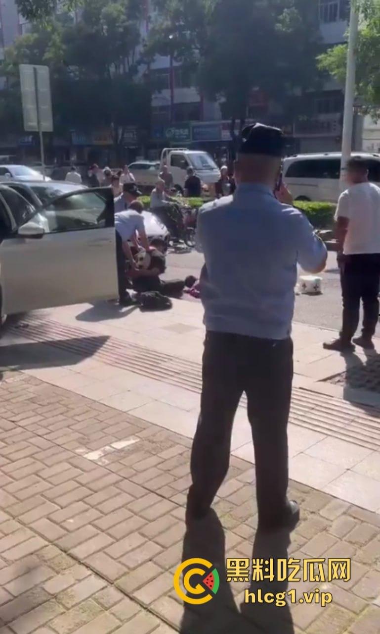 山西长治 第七中学学校门口  一男子被砍身亡！ 第6张