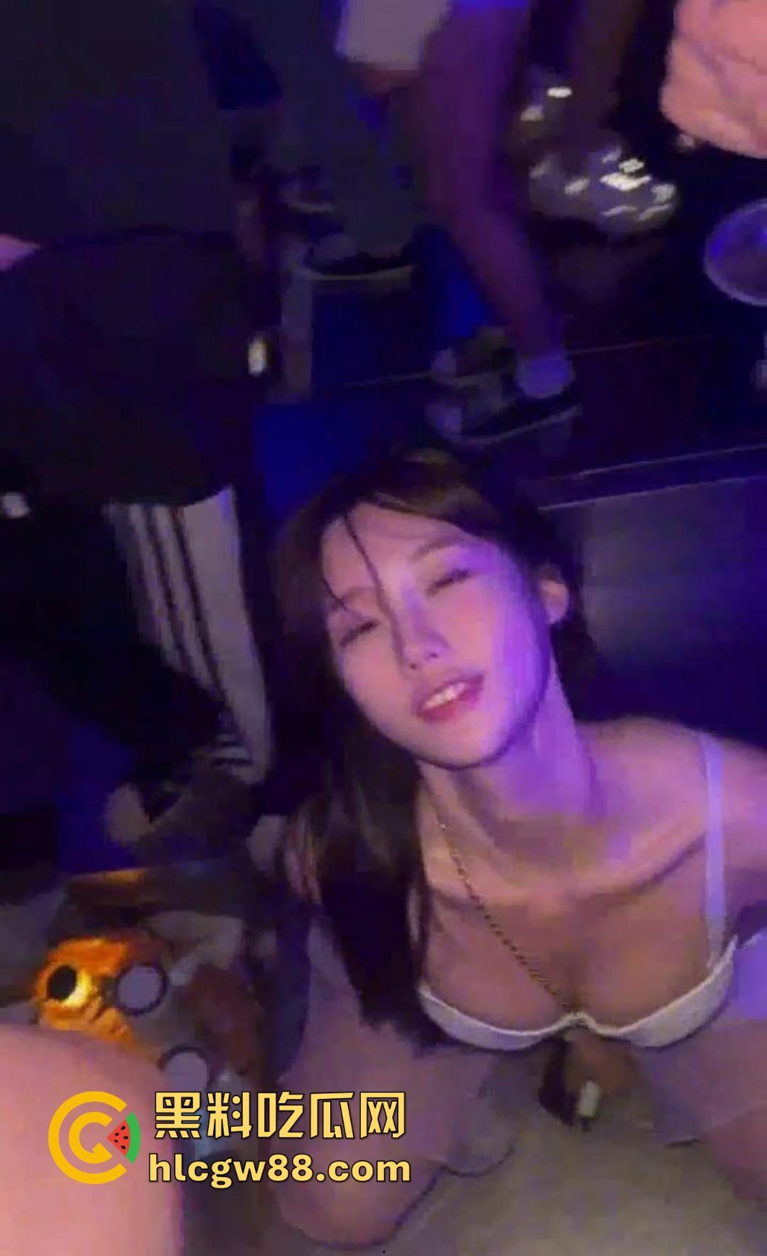 白天蹦迪不带罩，晚上做爱不带套是规矩，杭州酒吧一旦沾上，你就戒不掉了，大奶妹吹瓶滴蜡玩花活！  第4张