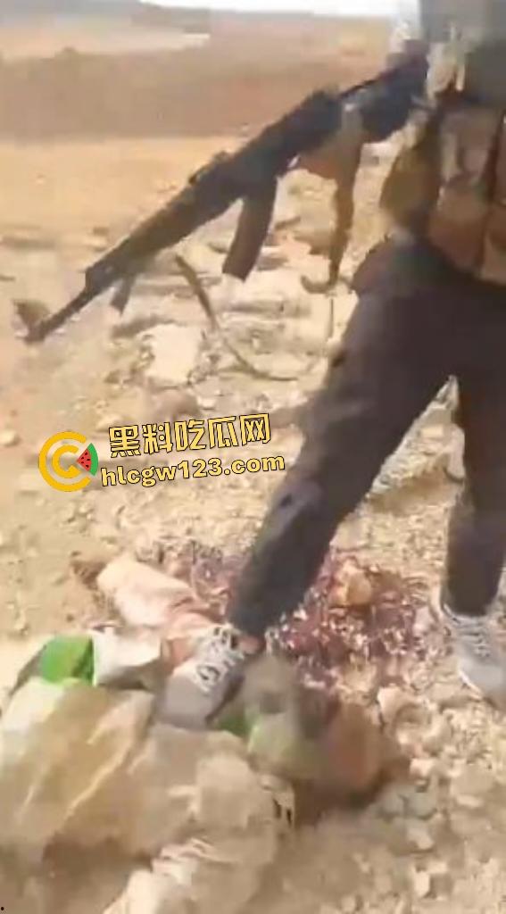 加沙暴徒踩以色列人质如蹦床！分尸虐杀血腥，扬言以色列人是孬种！  第5张