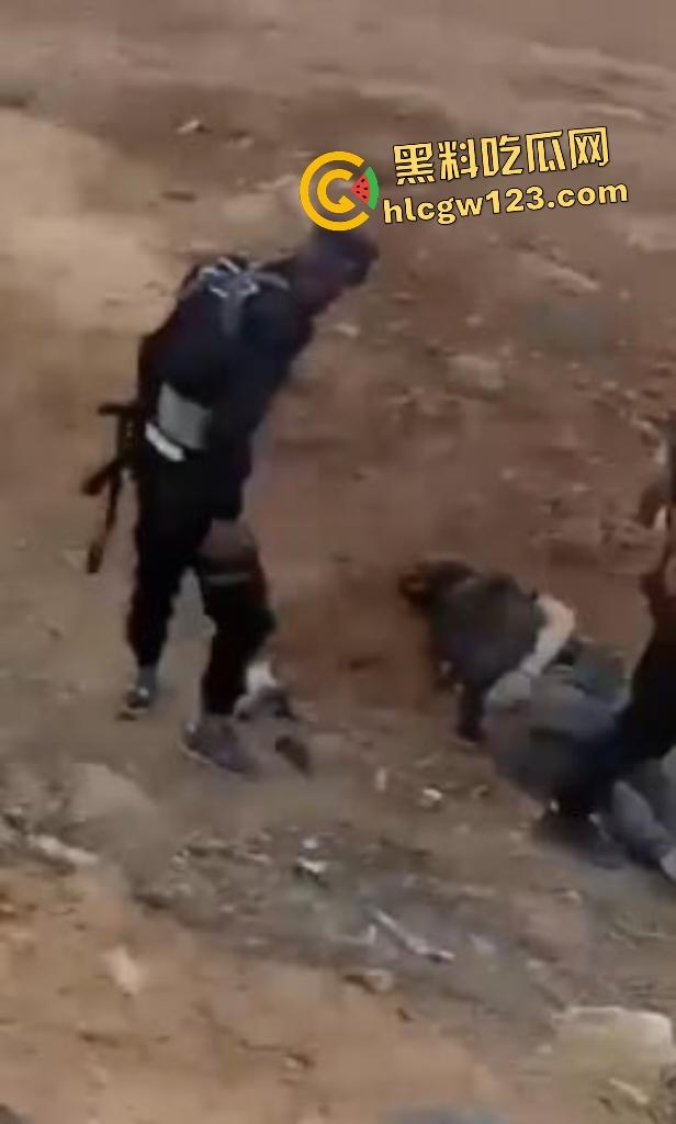 加沙暴徒踩以色列人质如蹦床！分尸虐杀血腥，扬言以色列人是孬种！  第6张