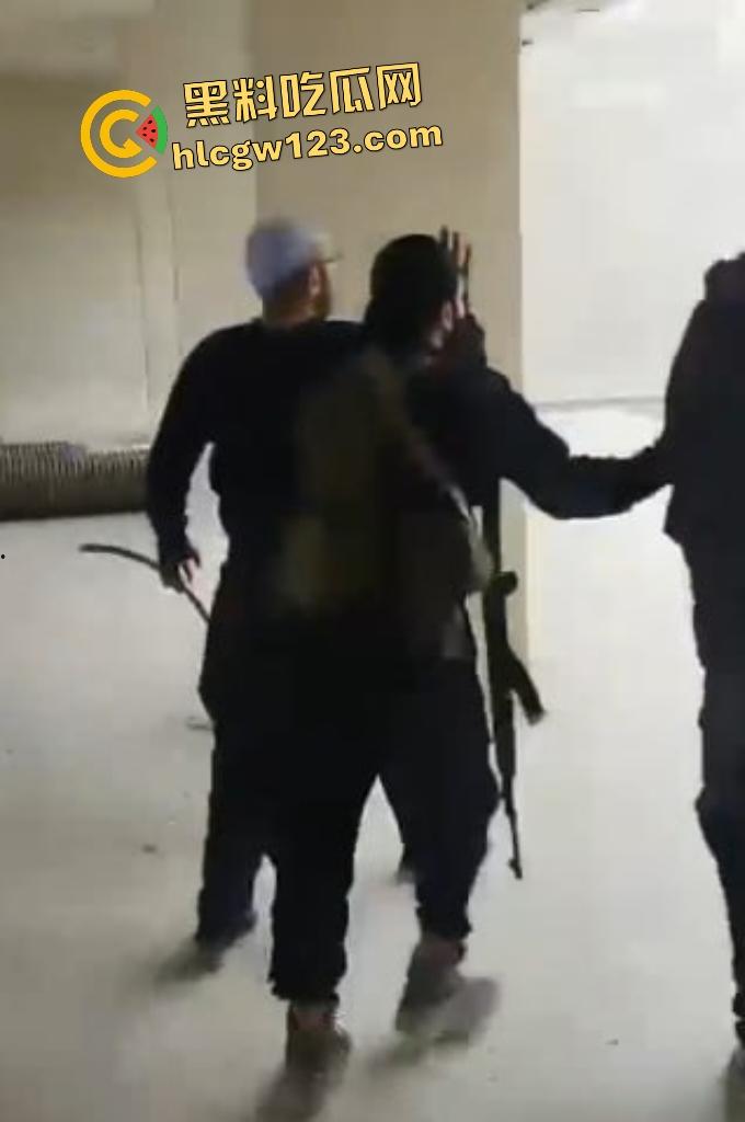 加沙暴徒踩以色列人质如蹦床！分尸虐杀血腥，扬言以色列人是孬种！  第7张