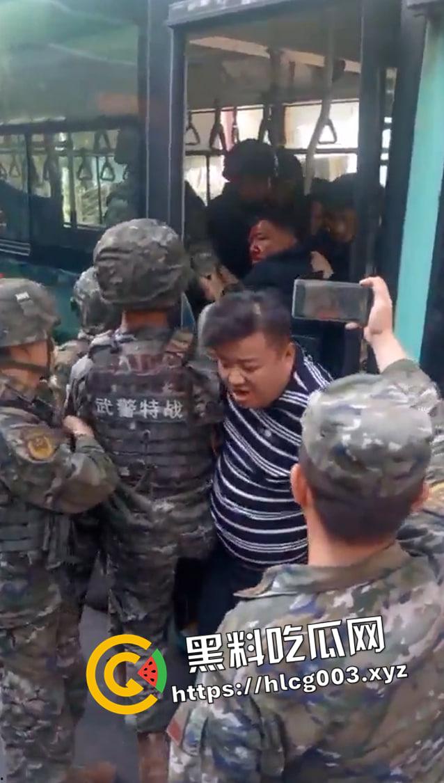 四川自贡37路公交车伤人现场 男子砍死司机挟持乘客  出动特警军队抓捕 满脸都是别人的血 第2张