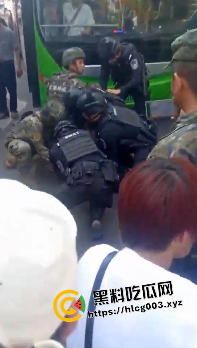 四川自贡37路公交车伤人现场 男子砍死司机挟持乘客  出动特警军队抓捕 满脸都是别人的血 第4张