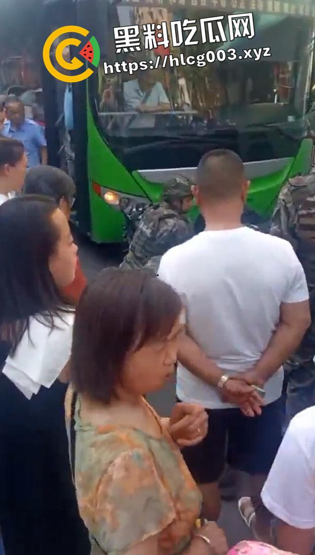 四川自贡37路公交车伤人现场 男子砍死司机挟持乘客  出动特警军队抓捕 满脸都是别人的血 第5张