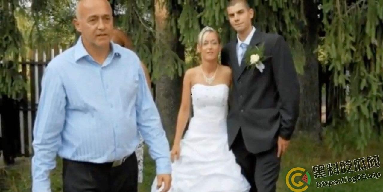 国外小伙亲生父亲给自己戴绿帽子 妻子与丈夫父亲出轨还把做爱视频录下来 乱伦视频被流出  第1张