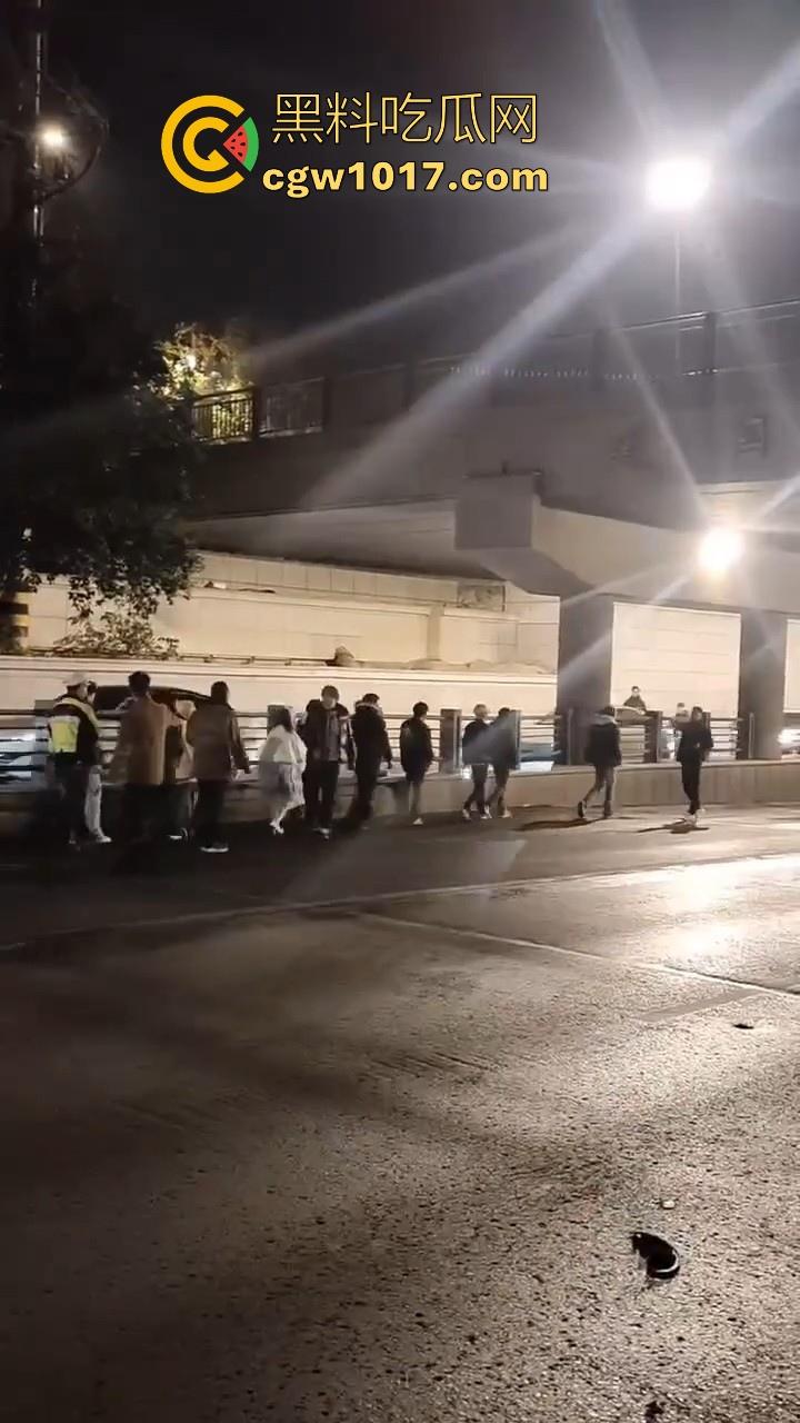 江苏徐州鬼火少年大战交通警察，深夜埋伏公路拦截，又打又逃像是gta5一样，可惜了这么多精神小伙没了战马！  第6张