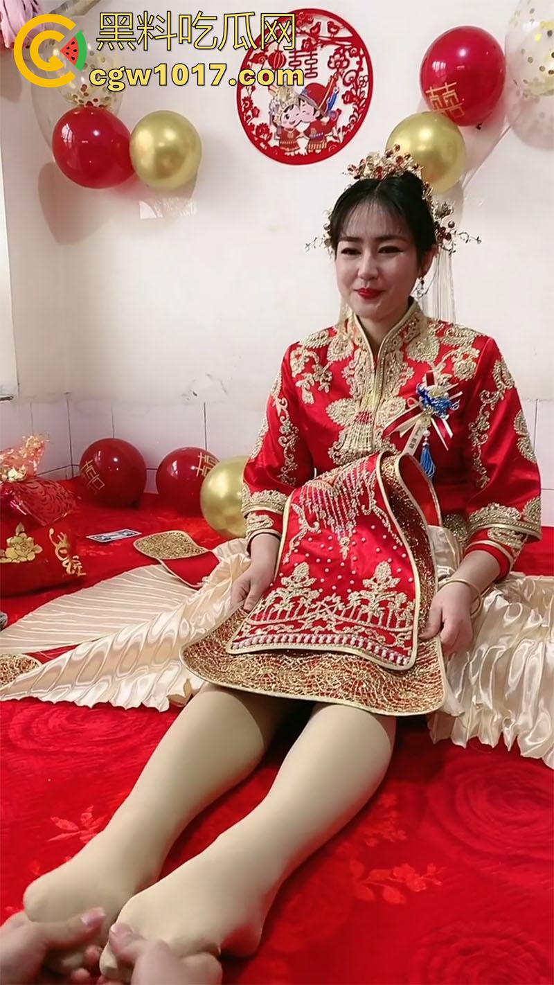 操别人老婆就是爽，尤其是刚新婚的，多个新婚新娘，穿禾服出轨视频流出，被大屌伴郎爆操抽插，含着鸡巴跪地摇尾巴！  第1张