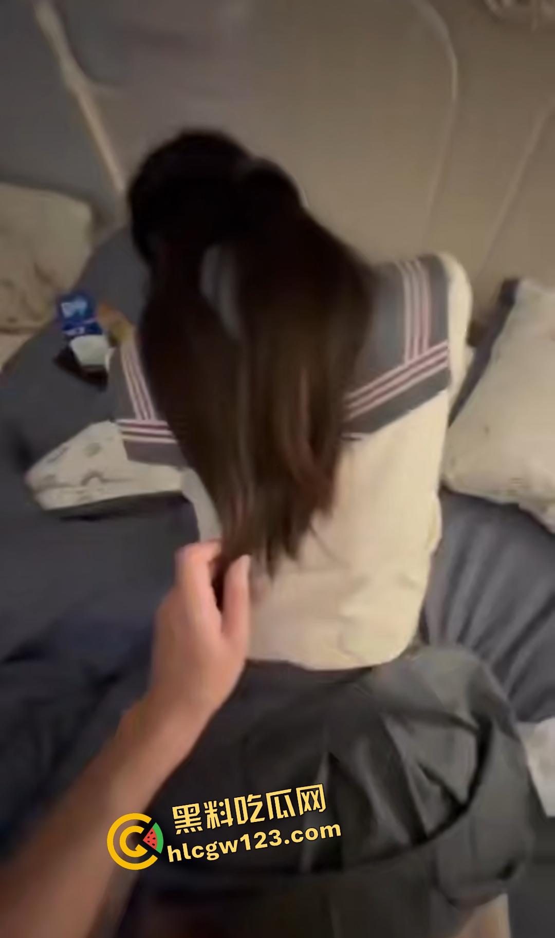 哄骗女大学生开房,竟是个骚货,屁股翘得比天高?干完还抽烟发信息嘲讽前男友! 第2张 哄骗女大学生开房,竟是个骚货,屁股翘得比天高?干完还抽烟发信息嘲讽前男友! 第2张