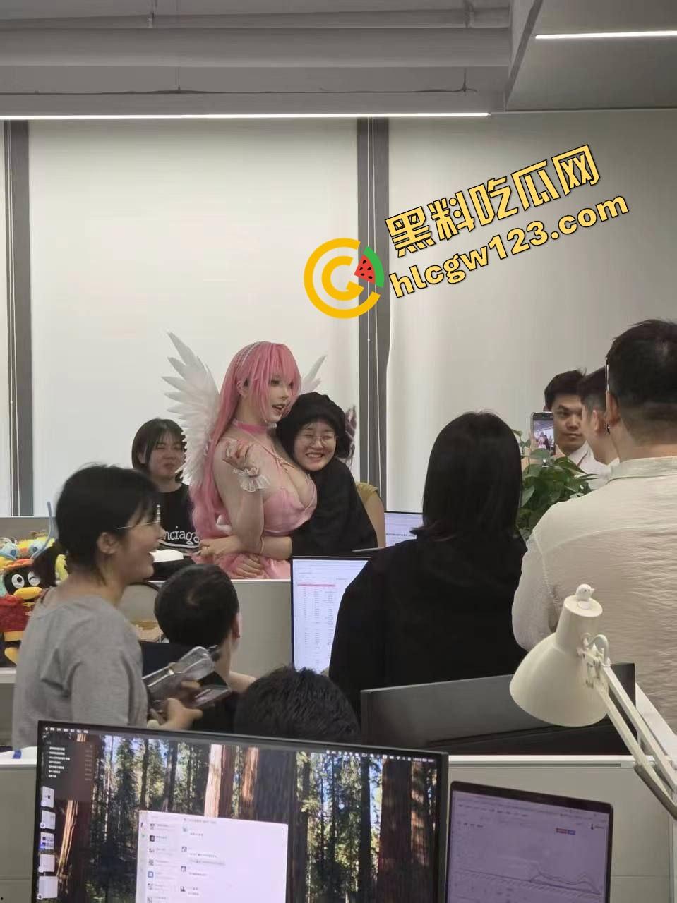 想干COS小母狗？先干摄影圈，奶子诱人腿开得贼快，拍完直接约房，不买相机都觉得亏！  第4张