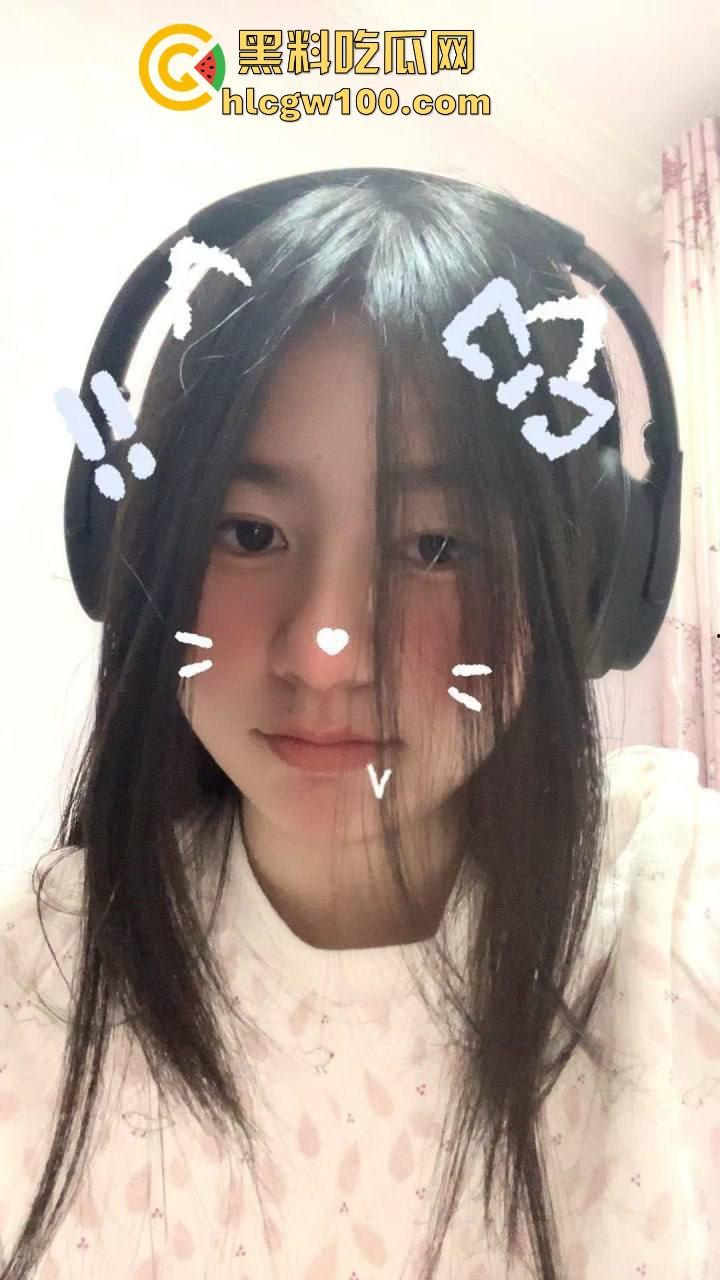 湖南服装学院大一反差学生【刘妍妍】在家大胆下海黄播自慰，全程卖骚挑逗勾引金主。  第1张